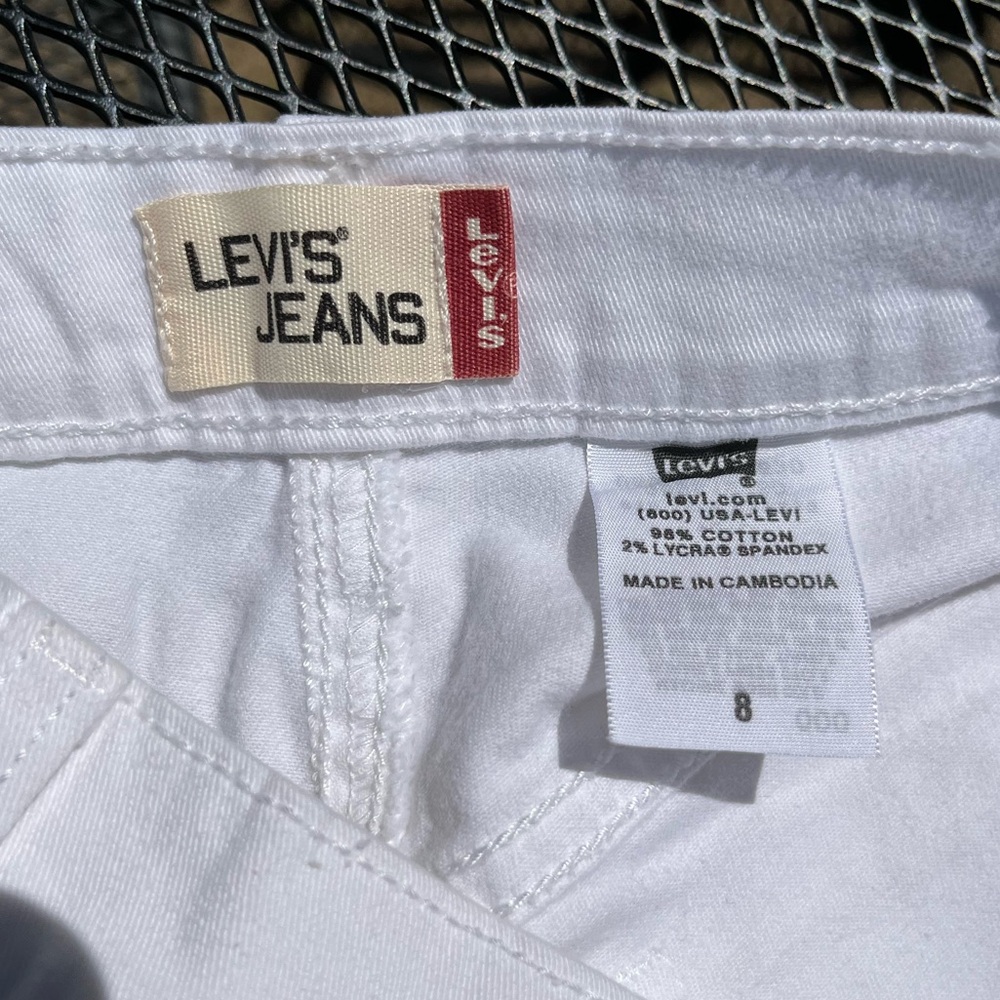 White Levi's Stretchy Shorts Size 8 - Picture 7 of 11